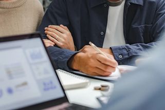 Na společném účtu měli celoživotní úspory. Po nehodě partnera zůstala žena bez peněz, protože banka účet okamžitě zablokovala