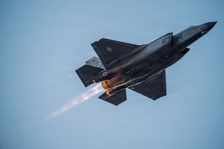 USA přišly v operaci proti Íránu o nejméně 42 kusů letecké techniky
