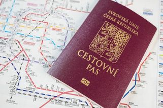 Součásti evropských pasů vyrábí firma s vazbami na Čínu. Kontrakt má i s Českem - Seznam Zprávy