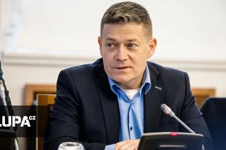 Skupina vládních poslanců navrhuje osekat televizní a rozhlasové poplatky