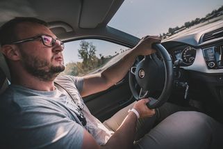 Jednoduchá řidičská technika vám pomůže zvládnout krizi, obzvláště v zimě. Je podceňovaná a zná ji málokdo - Garáž.cz