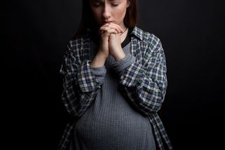 Proč je nízká porodnost? Zhýčkaná generace a feministky nejsou tím pravým důvodem