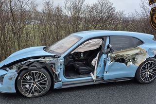 Nehoda s dodávkou částečně odstrojila elektromobil Porsche - Novinky
