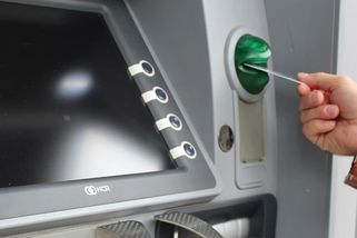 Nezdržujte se zbytečně u bankomatu. Stačí několik sekund nepozornosti a máte zaděláno na pořádný průšvih