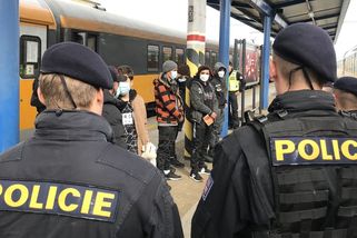 Lidé nechtějí, aby se běženci registrovali u nich ve městě. Poslali petici - Seznam Zprávy