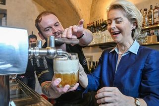Šéfka Evropské komise se v Praze postavila k pípě: Takový běžný den, pochlubila se Pekarová Adamová - Super.cz
