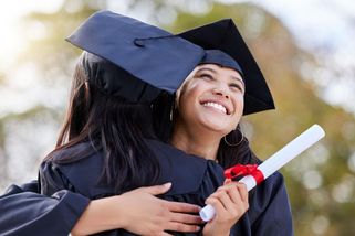 Hlavní řečník na promoci v USA nadchl absolventy. Slíbil, že za ně uhradí studentské půjčky - Novinky