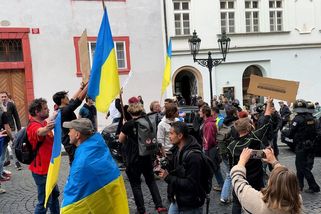 Stovky demonstrantů u Hradu vyzývaly prezidenta, aby respektoval výsledek voleb | Novinky.cz: Domácí