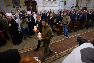 Cesta k usmíření? Duda a Zelenskyj se nečekaně sešli k uctění obětí masakru - Seznam Zprávy