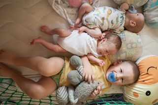 Čtyři děti pod dva roky v jednom pokojíčku a všechny prospí celou noc: Maminka prozradila svůj recept