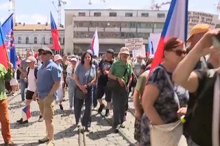 Stovky lidí se vydaly na pochod proti sjezdu sudetských Němců v Brně - Echo24.cz