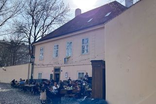 Vodnický domeček na Kampě z doktora Mráčka žije. Místo z legendární komedie láká na kávu i kulturu - Médium.cz