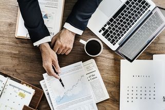 Kolik hodin trávíme v práci? Češi nad průměrem Evropy, výrazně před Němci