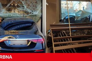 Nehoda za miliony. Sedmdesátiletá řidička projela výlohou luxusního obchodu v Pařížské ulici