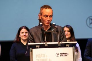 Piráti: 3 roky jsme vládli společně s kmotry, volte nás - Médium.cz