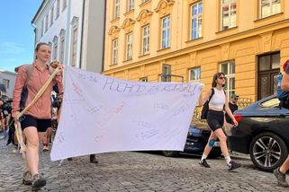 Za kulturu a média. Studenti Univerzity Palackého vyrazili na 300 kilometrů dlouhý pochod do Prahy