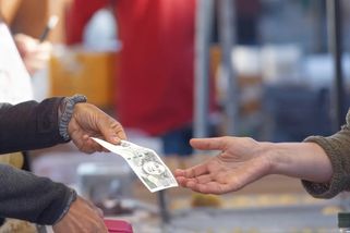 Tisíce Čechů mají zapomenuté akcie z kuponové privatizace. Některé mají dnes překvapivě vysokou cenu