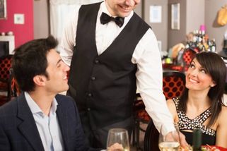 Podle psychologie mají lidé, kteří v restauraci pomáhají číšníkovi sklízet ze stolu, tyto osobnostní rysy