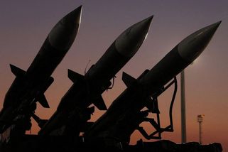 Írán během příměří rychle čistí tunely vedoucí k raketovým stanovištím - Novinky