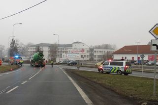 Vážná nehoda v Bruntále. Senior v osobním autě zkřížil cestu domíchávači betonu - Novinky