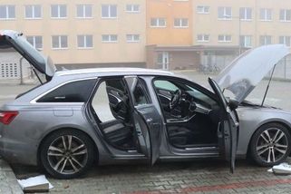 Muž z Prostějova zapálil auto na policejním parkovišti, chtěl zahladit stopy - Novinky