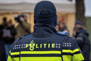Nizozemský policista v ubytovně surově strhl na zem těhotnou ženu. Na sítích koluje video - Novinky