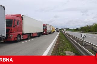 Řidiče na D1 stále trápí dlouhá kolona. Kamiony z Brna stojí až u Jihlavy