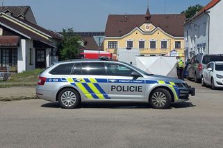 Na Táborsku srazilo seniora couvající auto České pošty, muž na místě zemřel - Novinky