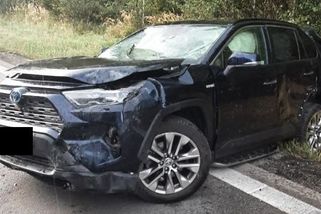 Nebezpečné podjíždění. Auto po střetu vyletělo z D1, viník nehody jel dál - Novinky