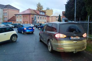 Zákaz vjezdu ráno ke všem základním školám. Žďár nepustí mamataxi do dalších ulic