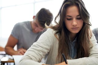 Společnou maturitu zvládlo více studentů než loni - Novinky