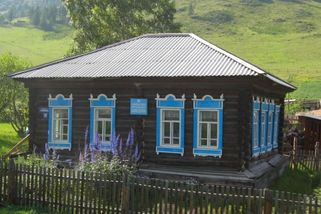 Čeští konspirátoři emigrovali za Putinem na Sibiř. Bydlí v chatrči bez vody a záchod mají na louce