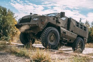 Česká pojízdná pevnost Golem může zamířit do armády. Vyjede schody, odolá minám, ale řídí se jako dodávka - Garáž.cz