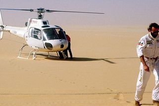 V poušti se málem ztratil, pak v ní uspořádal nejtěžší závod na světě: I po smrti zakladatele dakarské rally jeho odkaz žije dál - Garáž.cz