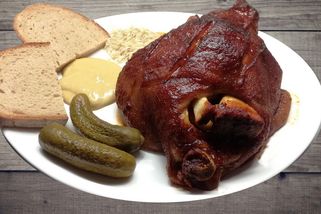 Masožrouti, pozor! Recept na pečené koleno na černém pivu | Vaříme s Mozkem