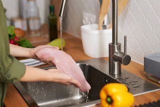 Průzkum ukázal, že Češi neví, jestli umývat syrové maso nebo ne. Odpověď je přitom jasná