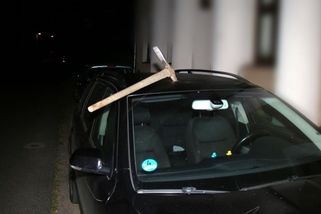 Muži na Jablonecku kdosi zasekl do střechy auta krumpáč. Trefil se tak, že je vůz na odpis - Novinky