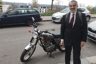 Auto schoval do garáže a vytáhl z ní motorku. Na palivu ušetří až polovinu - Seznam Zprávy