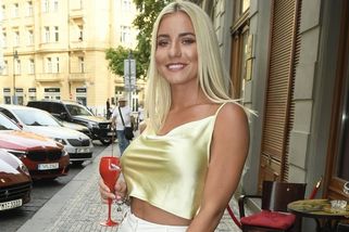 Vnady si nechala upravit hned dvakrát! Hvězda reality show vystavila vytuněný dekolt na dovolené v Turecku. - Super.cz