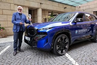 Zemřel Jiří Bartoška. Charismatický herec začínal s „embéčkem“, v posledních letech byl tváří BMW. Měl hrůzu z elektromobilů - Garáž.cz