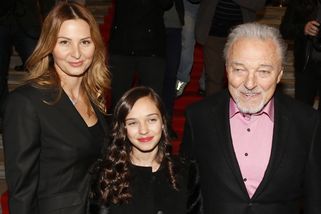 Bílé tílko, drdol a mikrofon v ruce. Charlotte Gott o sobě dává znovu vědět, zazpívala slavnou píseň