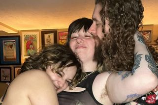 Má manžela, přítelkyni a příležitostného partnera na sex. Polyamorní osoba popsala, jak to všechno stíhá - Super.cz