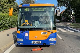 Chlapce na koloběžce srazil na přechodu u Prahy projíždějící autobus - Novinky