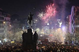 Lidé v centru Prahy slavili příchod nového roku, pyrotechnika bouchala i přes zákazy - Novinky