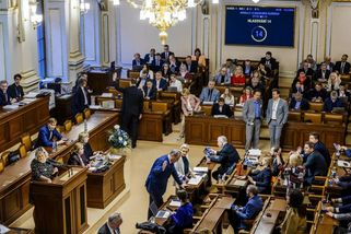 Důchodcům politici znovu slibují přidání: Co musí projít, aby opravdu dostali víc peněz