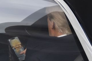 Mobil na Trumpa má kdekdo, zvedá i hovory z neznámých čísel. Poradci už to s ním vzdali - Novinky