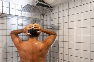 „Jdu na rychlou sprchu.“ Co muži ve skutečnosti dělají 30 minut za zavřenými dveřmi?