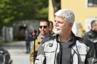 Motorkou na summit NATO? Nechci trollit, prohlásil Pavel. Speciální trasa ho však lákala