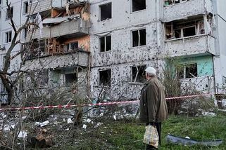 Mrtvé dítě, trosky domů, život v podzemí. Ukrajinci po obřím útoku ztrácí naději