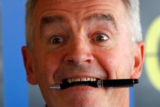 Ryanair štědře odmění zaměstnance za ulovení nadměrného zavazadla - Novinky